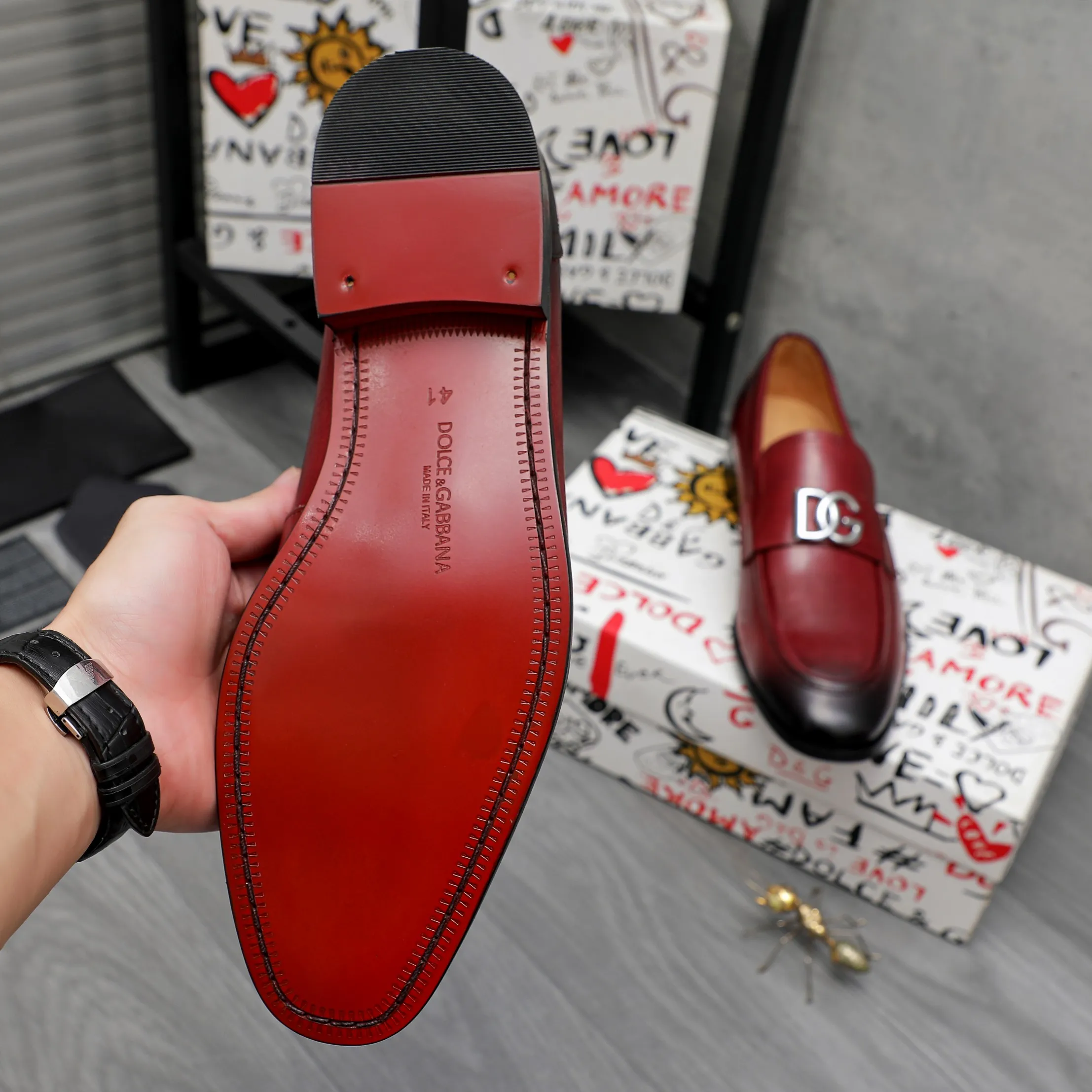 Men's shoes 💰500 Product trademark: DG (Dolce & Gabbana) business casual leather shoes Regular size: 38-45 (45 is custom-made and non-returnable) Product materials: Selected high-quality color-brushed cowhide upper, cowhide lining, original outsole